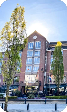 Een grote congreslocatie in de ochtendzon