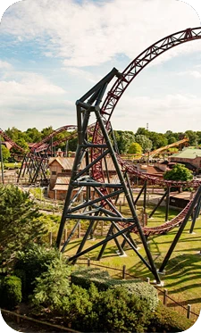De attractie van een themapark-hotel boven de boomtoppen