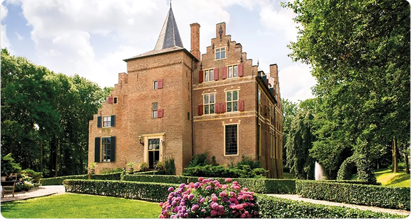 Kasteel Wijenburg met de tuin in bloei